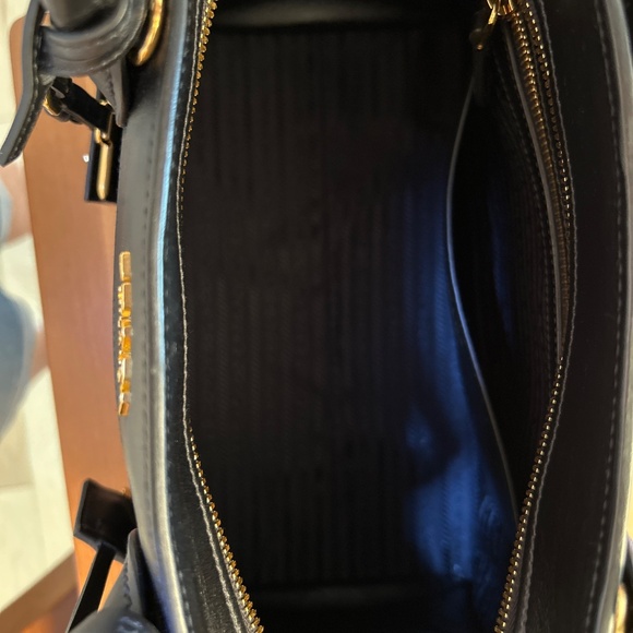 Prada Medium black Saffiano Handbag - Picture 5 of 8